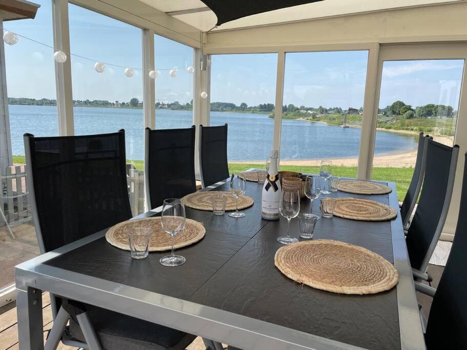 Luxe Chalet Direct Aan Het Water Met Strand Lith Exteriör bild